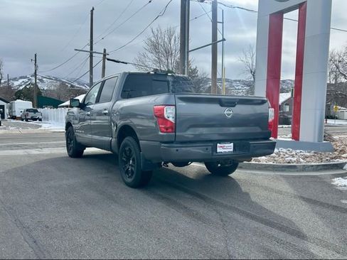 Used 2019 Nissan Titan SV w/ SV Convenience Package image 5