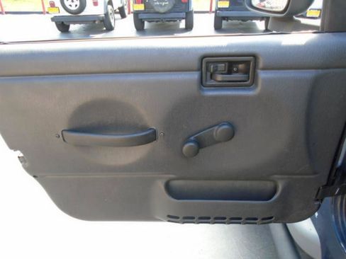 Used 2006 Jeep Wrangler X AWD/4WD image 24