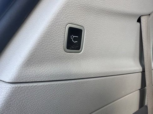 Used 2024 Chrysler Pacifica Touring-L FWD image 17