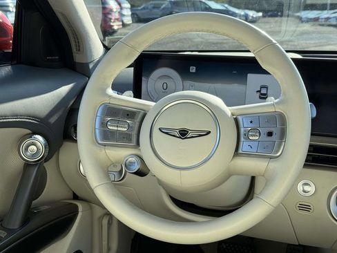 Used 2023 Genesis GV60 Advanced image 9