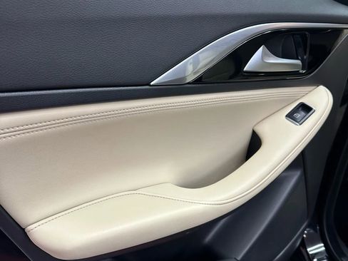 Used 2017 INFINITI QX30 Premium w/ Navigation Package image 27