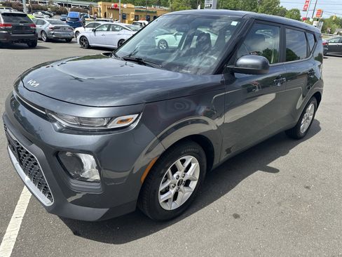 Used 2022 Kia Soul LX w/ Technology Package FWD image 4
