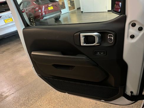 Used 2025 Jeep Wrangler Unlimited Sahara AWD/4WD image 18