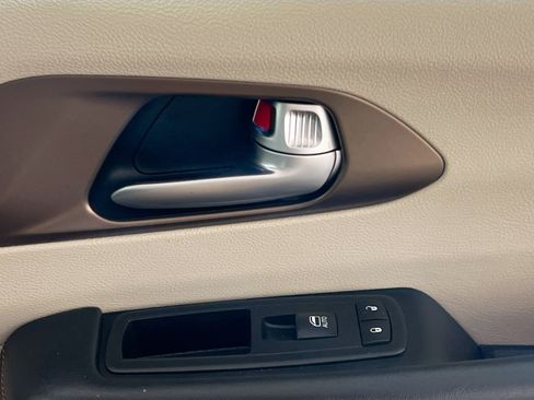 Used 2017 Chrysler Pacifica Touring-L FWD image 32
