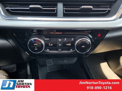 Used 2025 Chevrolet Trax LT w/ LT Convenience Package FWD image 19