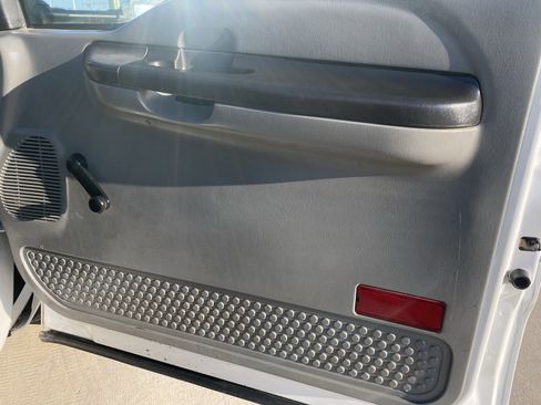 Used 2006 Ford F450 2WD Regular Cab Super Duty image 4