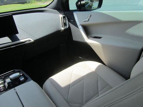 Used 2024 BMW iX xDrive50 w/ Sport Package AWD/4WD image 14