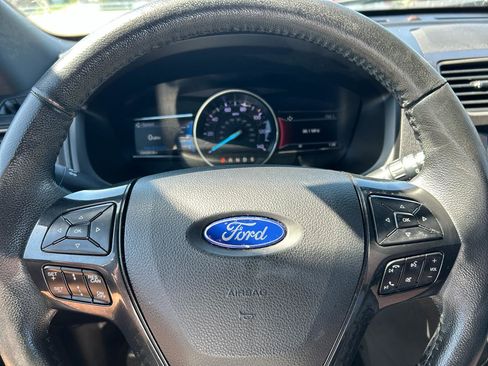 Used 2018 Ford Explorer XLT w/ Equipment Group 202A AWD/4WD image 12