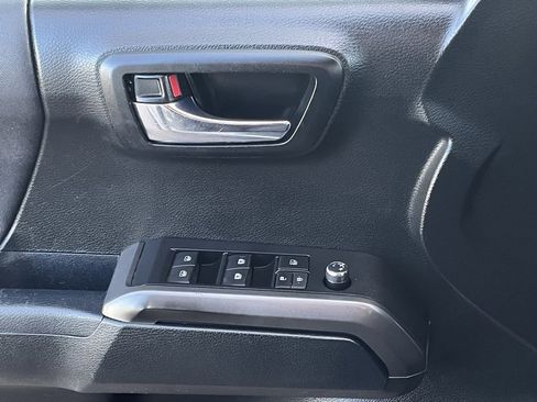 Used 2017 Toyota Tacoma SR image 20