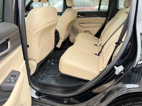 Used 2023 Jeep Grand Cherokee Limited AWD/4WD image 19