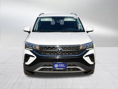 Certified 2022 Volkswagen Taos SE image 2