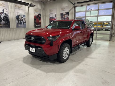 Used 2025 Toyota Tacoma SR5 AWD/4WD image 3