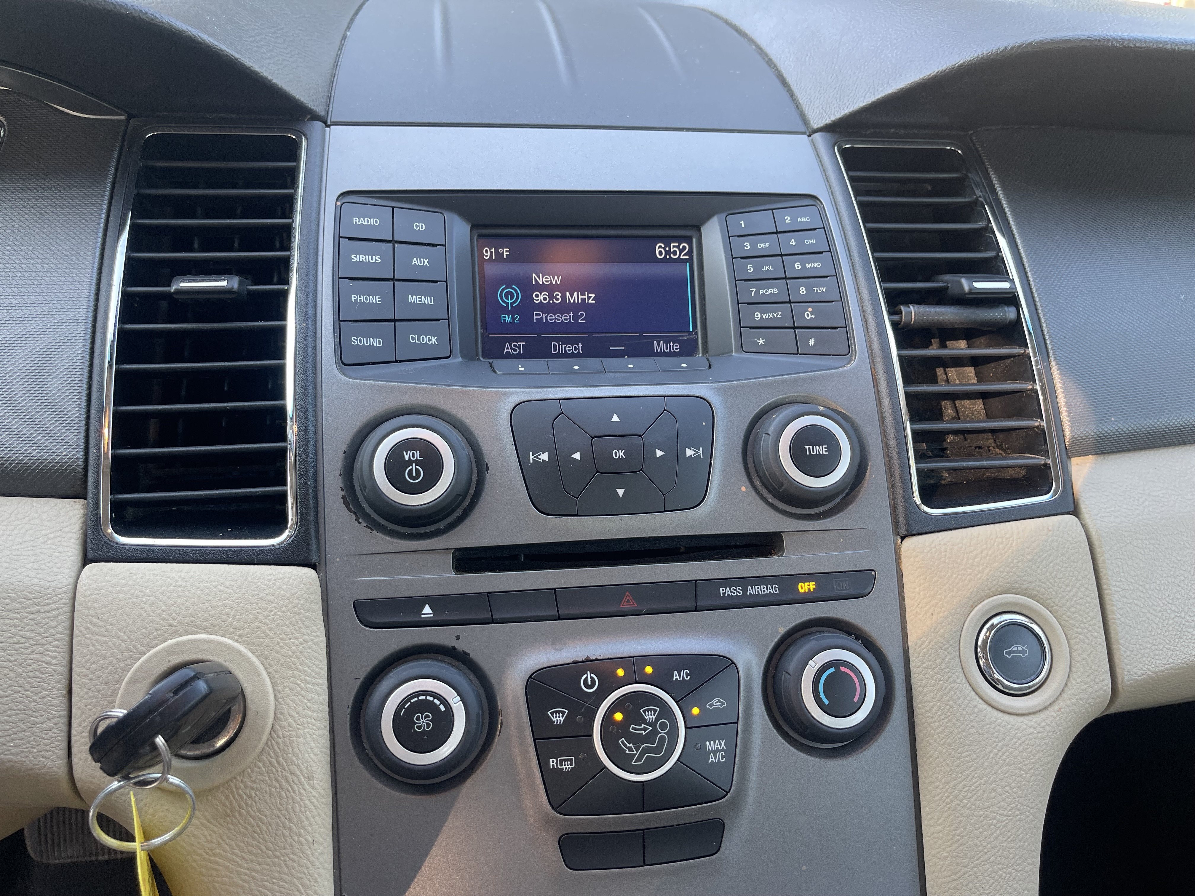 Used 2015 Ford Taurus SE FWD image 25