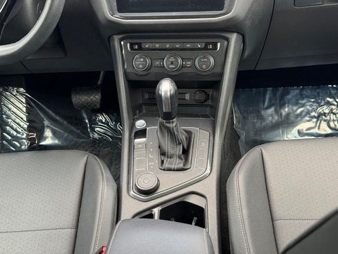 Used 2021 Volkswagen Tiguan SE w/ Panoramic Sunroof Package AWD/4WD image 15