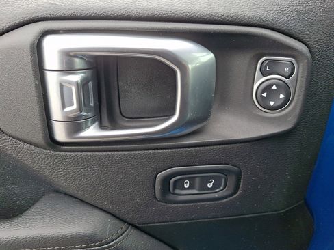 Used 2021 Jeep Wrangler Unlimited Sahara AWD/4WD image 12