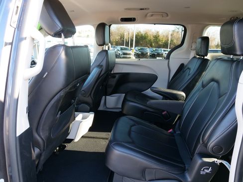 Used 2023 Chrysler Pacifica Touring-L image 15