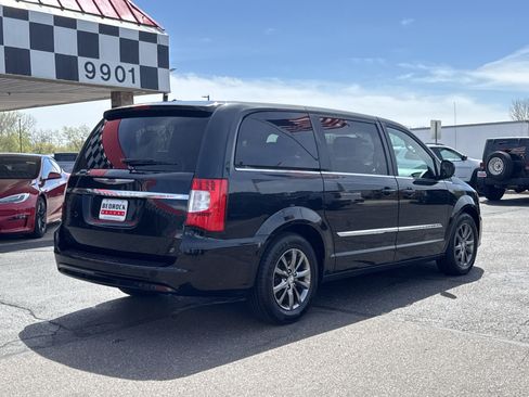 Used 2016 Chrysler Town & Country S w/ Driver Convenience Group FWD image 7