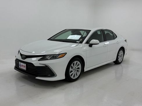 Used 2024 Toyota Camry LE image 5