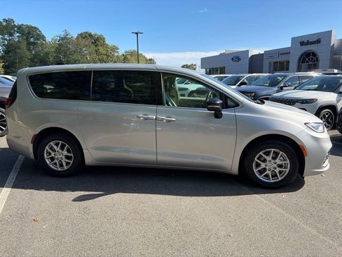 Used 2024 Chrysler Pacifica Touring-L FWD image 7