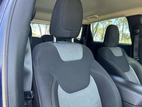 Used 2016 Jeep Cherokee Sport image 18