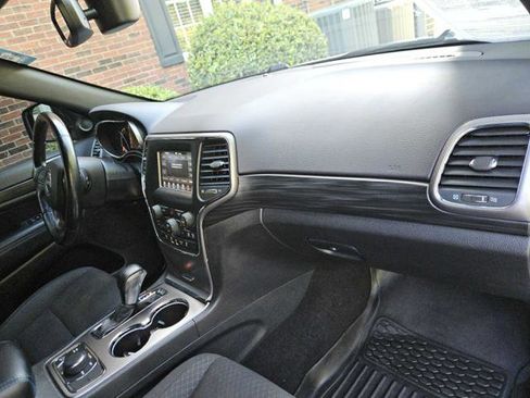 Used 2020 Jeep Grand Cherokee Laredo image 34