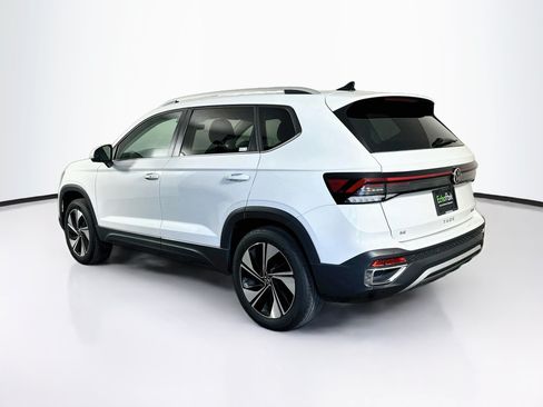 Used 2025 Volkswagen Taos SE AWD/4WD image 5