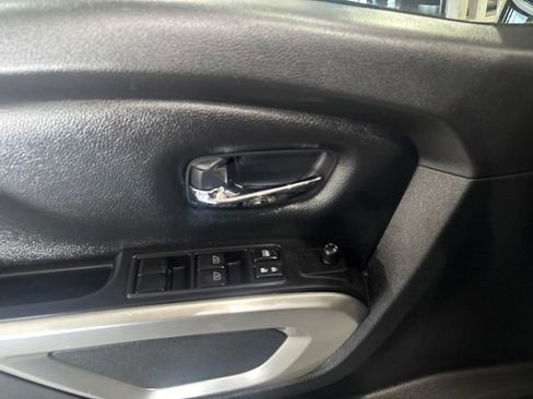 Used 2022 Nissan Titan SV AWD/4WD image 11