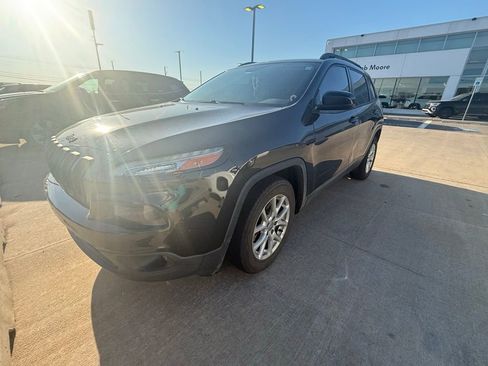 Used 2016 Jeep Cherokee Latitude FWD image 2