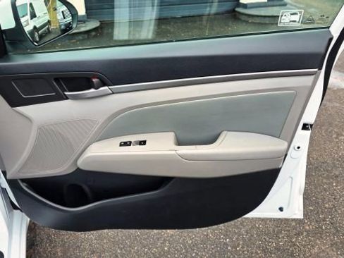 Used 2017 Hyundai Elantra SE image 34
