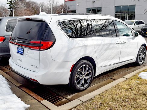 Used 2022 Chrysler Pacifica Limited image 4