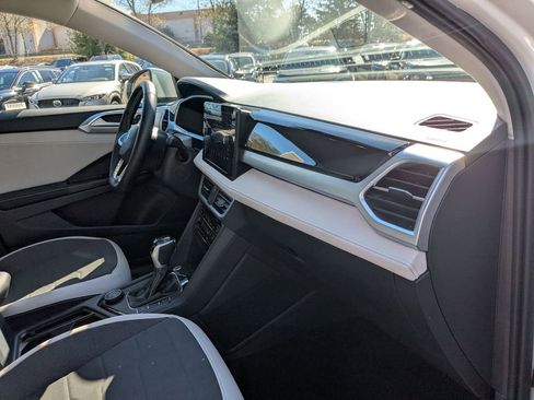 Used 2025 Volkswagen Taos SE image 31