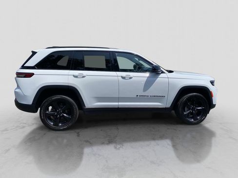 Used 2023 Jeep Grand Cherokee Altitude AWD/4WD image 10