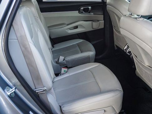 Used 2021 Kia Sorento S image 14