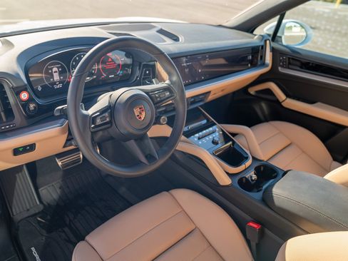 Certified 2026 Porsche Cayenne AWD/4WD image 4