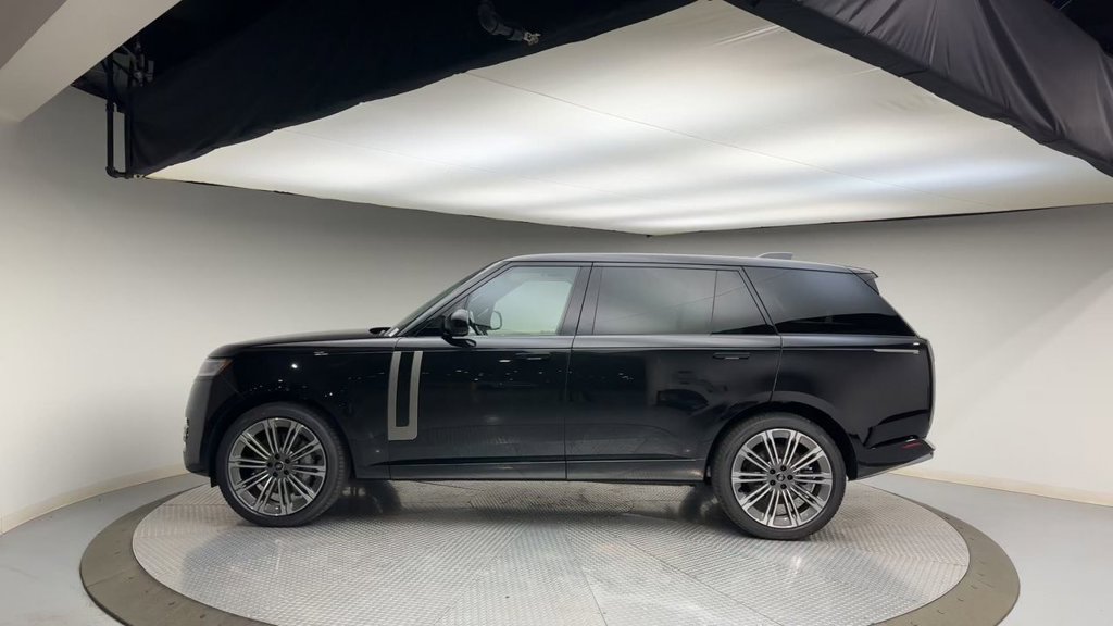 Used 2025 Land Rover Range Rover Long Wheelbase SE AWD/4WD image 5