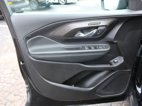 Used 2024 GMC Terrain SLT image 17