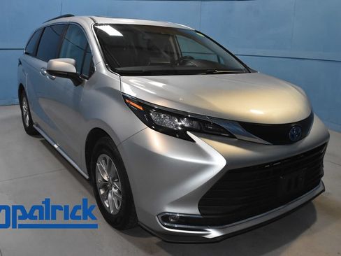 Used 2024 Toyota Sienna XLE FWD image 1