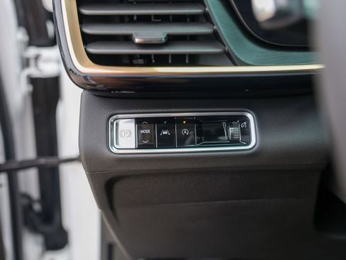 Used 2025 Buick Envision Avenir AWD/4WD image 19