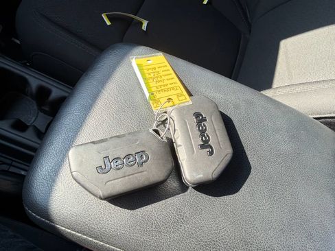 Used 2023 Jeep Gladiator Sport AWD/4WD image 23
