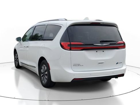Used 2021 Chrysler Pacifica Limited w/ Uconnect Theater Family Group FWD image 3