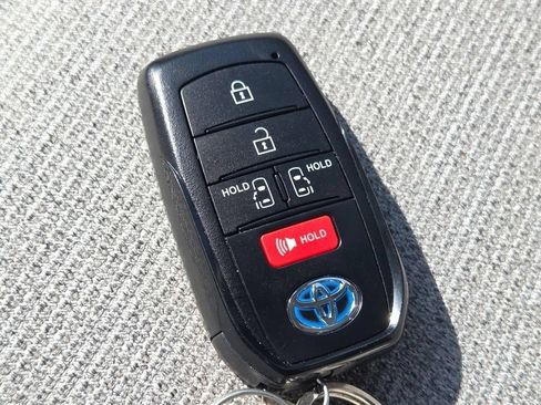 Used 2024 Toyota Sienna LE FWD image 36