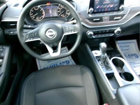 Used 2024 Nissan Altima 2.5 SV FWD image 11