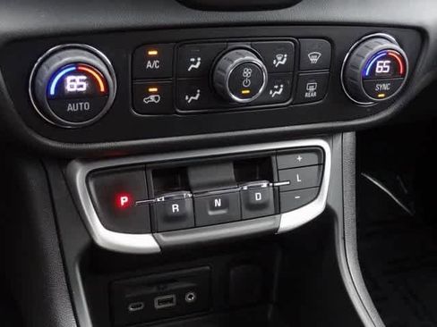 Used 2023 GMC Terrain SLT image 33