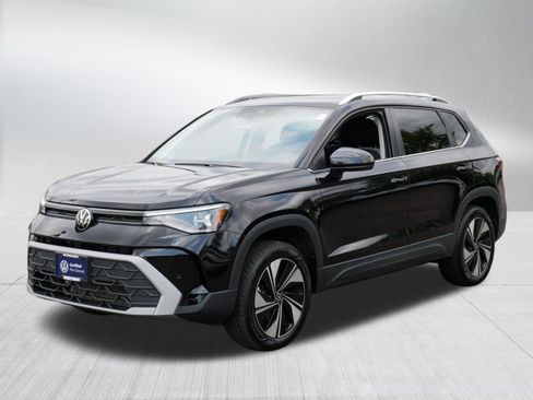 Certified 2025 Volkswagen Taos SE AWD/4WD image 3