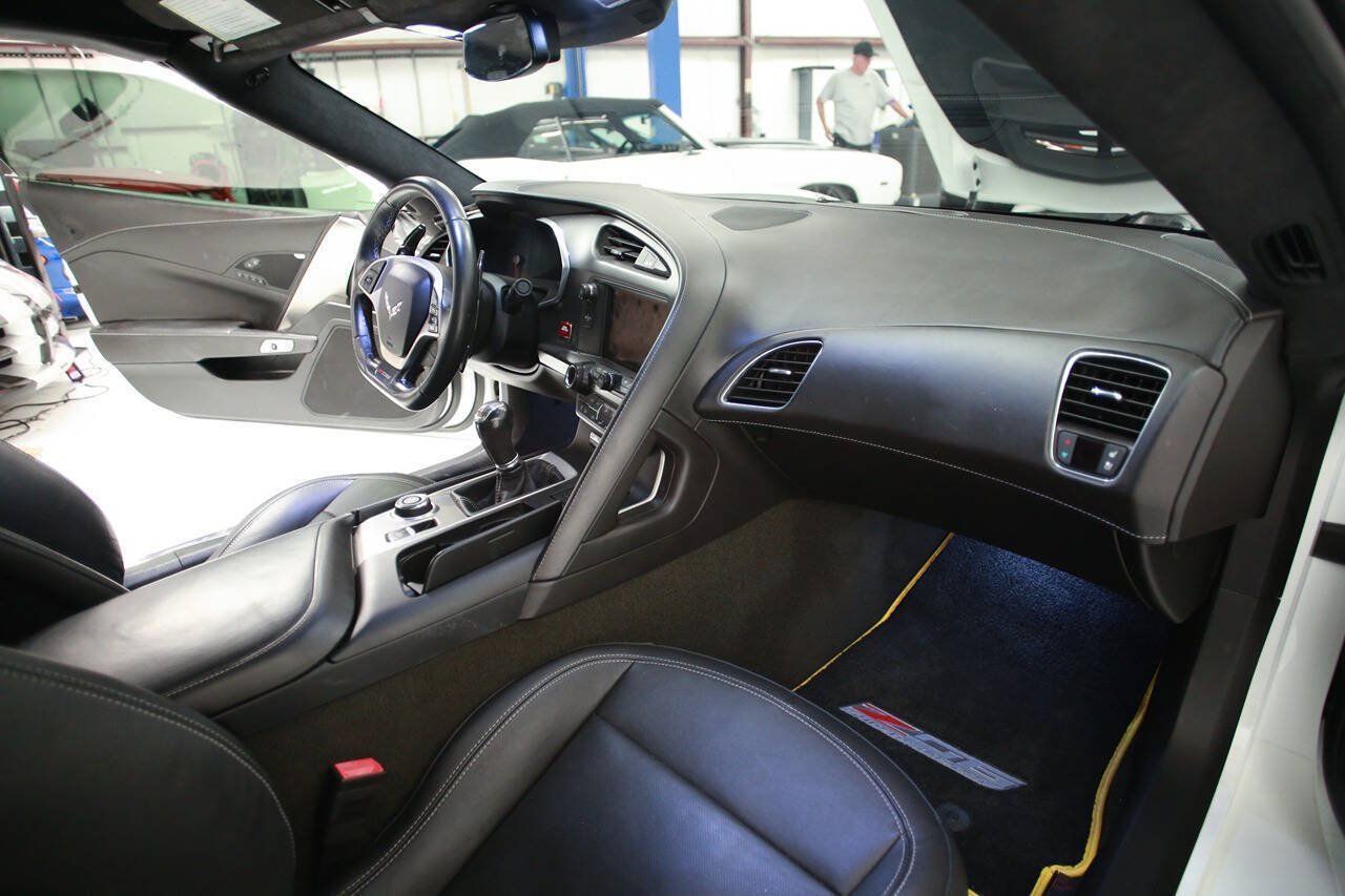 Used 2016 Chevrolet Corvette Z06 w/ 3LZ Preferred Equipment Group RWD image 19