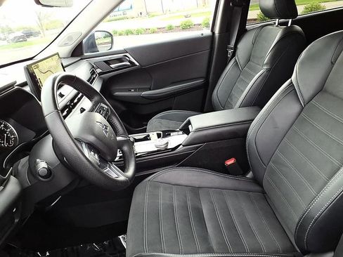 Used 2025 Mitsubishi Outlander SE FWD image 16