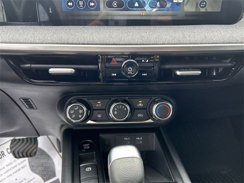 Certified 2025 Nissan Kicks SV image 21