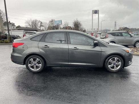 Used 2018 Ford Focus SE w/ SE Appearance Package image 4