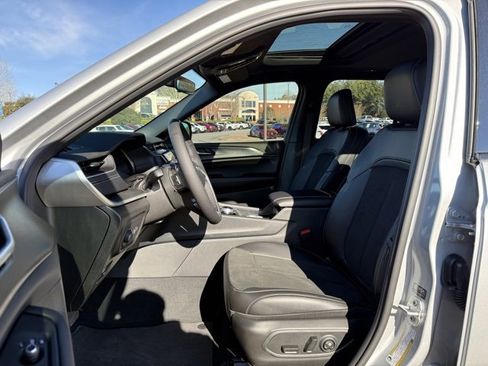 New 2025 Jeep Grand Cherokee Altitude image 13