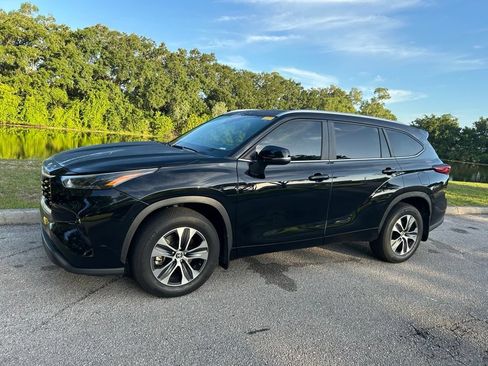 Used 2023 Toyota Highlander XLE AWD/4WD image 2